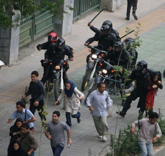 Policie bije Músávího příznivce u univerzity.