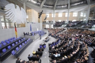 Plénum Bundestagu. Tribuny jsou většinou plné návštěvníků.