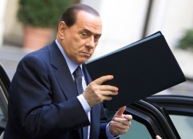 Silvio Berlusconi usiluje o zabavení dalších 5000 snímků ze své vily