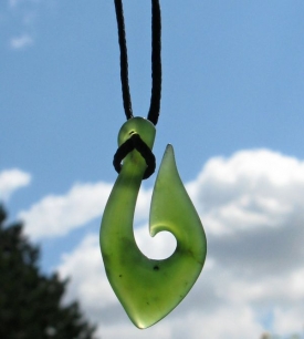 Talisman ve tvaru rybářského háku – symbol síly.