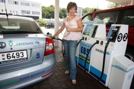 Octavie jezdící na bioetanol již prodává dealer v Mladé Boleslavi. Hned v sousedství první čerpací stanice, na níž je palivo E85 možné načerpat.