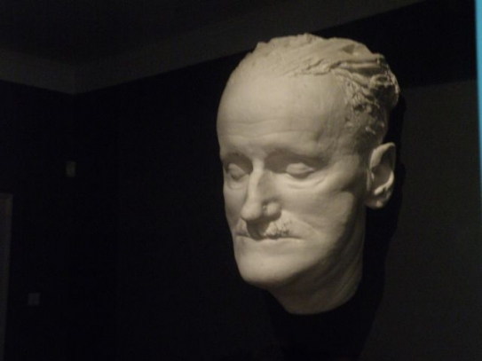 Posmrtná maska Jamese Joyce.