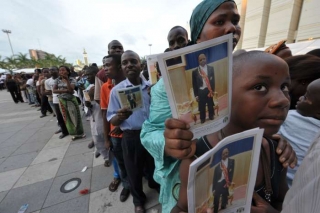 Le président gabonais achète des hommes politiques français