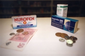 Podle ministerstva by se ceny léků měly dočasně snížit o pět procent.