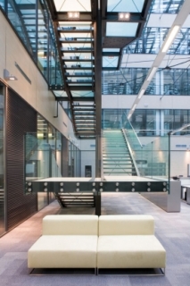 Newsroom propojuje s hornními patry skleněné schodiště