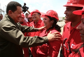 Je to naše. Chávez s pracovníky státní ropné společnosti.