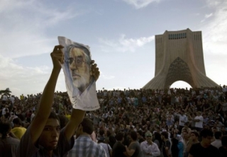 Davy demonstrantů u světoznámého Azadi monumentu v Teheránu.