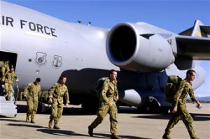 Australští vojáci vystupují z letounu C-17.