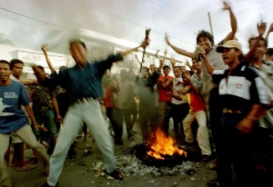 Z výbuchu násilí na Východním Timoru (2006).