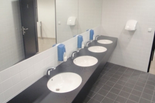 Záchody v nové hale jsou naopak výstavní. Zatím.