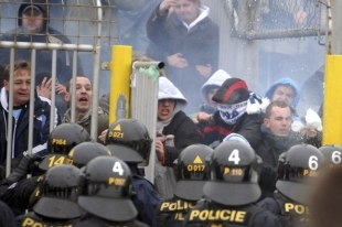 Policie v únoru zakročila proti fanoušků na stadionu v Brně.