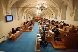 ODS versus ČSSD o poplatky vyhraje v senátu Sobotkova strana.