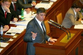 Sněmovna v čele s premiérem Fischerem přehlasovala Kalusovo veto.