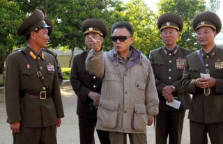 Kim Čong-il na návštěvě u svých jednotek. Neznámý čas, neznámé místo.