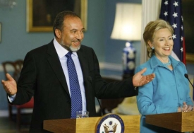 Šéfové diplomacie Izraele a USA, Lieberman a Clintonová. Washington.