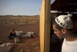 Židovský osadník při stavbě domu v Maoz Esther v Předjordánsku.