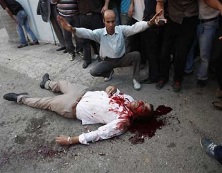 Mrtví na uliích Teheránu (snímek z íránských webů).