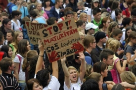 V pražských ulicích je asi pět tisíc protestujících studentů.