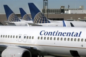 S letadlem společnosti Continental přistáli zbývající členové posádky.