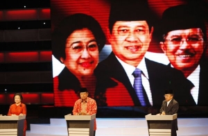 Jedna z předvolebních debat. Megawati zcela vlevo.