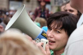 Poslankyně Olga Zubová (DSZ) protestující studenty podpořila.