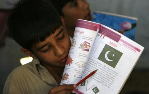 Dítě ve škole uprchlického tábora OSN v Pákistánu.