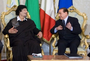 Muammar Kaddáfí v družném rozhovoru se Silviem Berlusconim.