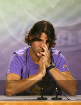 Rafael Nadal na tiskové konferenci oznamuje svoji neúčast na turnaji.