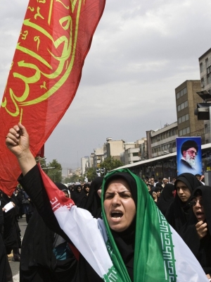 Demonstrace na podporu staronového prezidenta Ahmadínežáda.