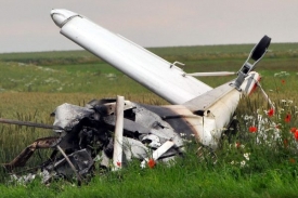 Pilot letadla zemřel. Tři parašutisté si stačili zachránit život.
