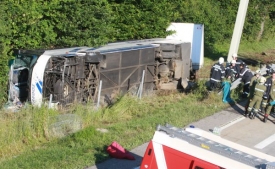 Při nehodě autobusu v Rakousku se zranilo 32 lidí.