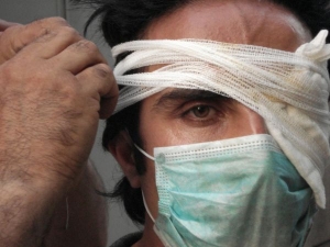 Zraněný demonstrant v Teheránu.
