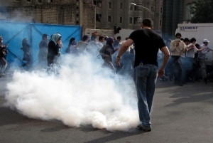 Policie se pustila do demonstrantů slzným plynem.