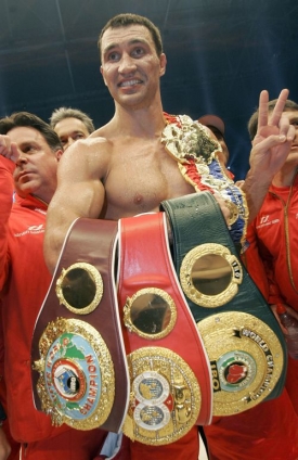 Vladimir Kličko s trofejemi tří boxerských organizací.