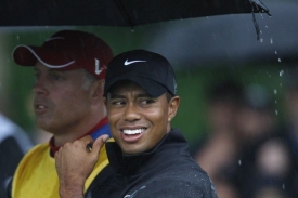 Tiger Woods schovaný pod deštníkem.
