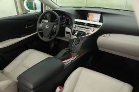 Bohatě vybavený interiér obklopující řidiče vyniká pro značku Lexus typicky precizním zpracováním.