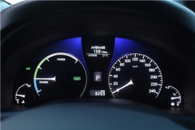 Otáčkoměr nahradil jednoduchý ukazatel informující, jak úsporně s RX 450h zrovna jedete, zda nabíjíte akumulátory či spalujete benzin.