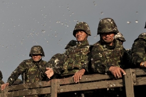 Thajští vojáci jsou na připraveni na novou misi.