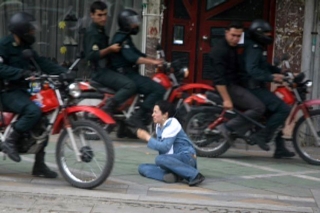 Na motorkách proti demosntrantům v teheránských ulicích.