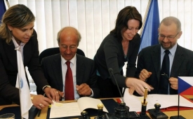 Lars Prahm (vlevo) a Ladislav Miko podepisují přístupovou dohodu.