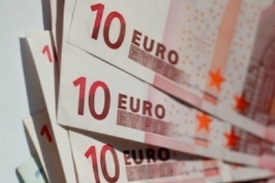 Podle ekonomů by euro zdražilo i bez změny úrokových sazeb.