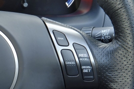 Většina tempomatů se ovládá tlačítky na volantu, některé automobilky používají páčku na sloupku řízení.