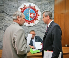 Rektor Plecitý (vpravo) nechce změny ve vedení vůbec komentovat.