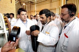 Ahmadínežád mezi íránskými jadernými experty.
