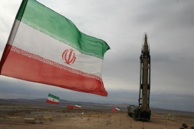 Íránská raketa Sadžíl před startem (2009).