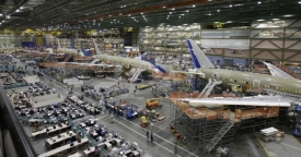 Pohled do výrobní haly Boeingu Everettu.