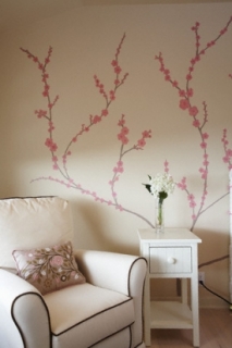 Květinové motivy vypadají velmi dobře na stěnách i na textilu.