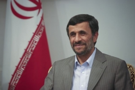Podle oficiálních výsledků voleb zvítězil prezident Ahmadínežád.
