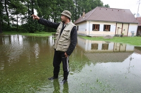 Bavorov - Pavel Podhora ukazuje na Mlýnský potok. V pozadí jeho dům.