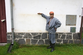 Bavorov - Karel Kus ukazuje, kam dosahovala voda v roce 2002.